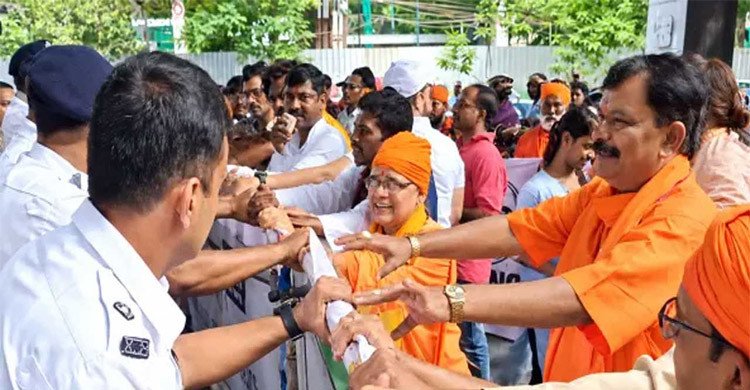 কলকাতায় বাংলাদেশ মিশন ঘেরাওয়ের চেষ্টা, পুলিশের বাধা